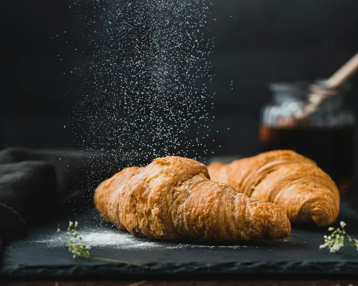 Ilustrasi Butter Croissant; penyajian dapat berbeda